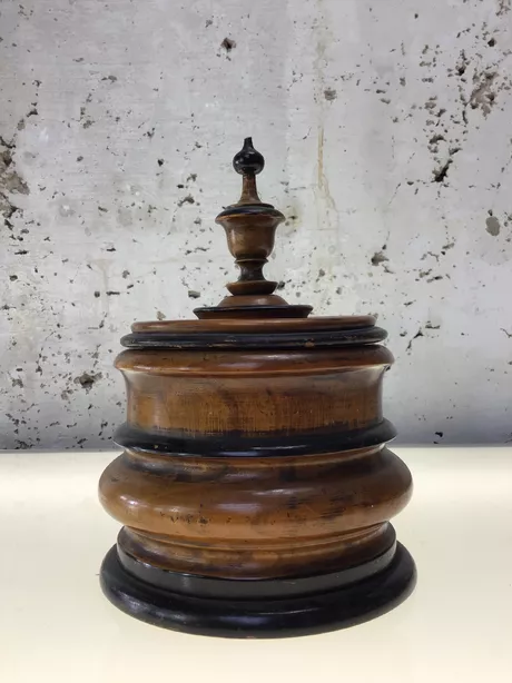 Houten Tabaksdoos Fraaie houten 19de eeuwse tabakspot met goed sluitend deksel