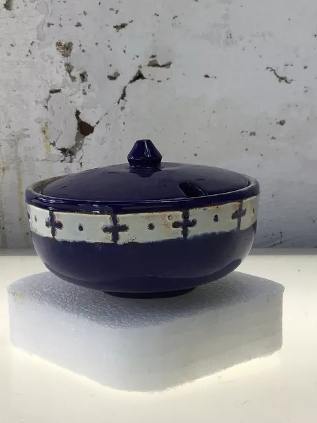 Handgemaakte suikerpot tussen 1930 en 1940. Handgemaakt door Hendrik Akkerman (omgekomen in WO II)