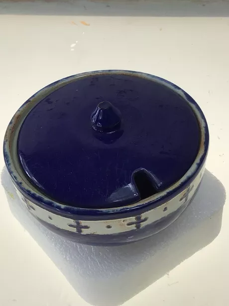 Handgemaakte suikerpot tussen 1930 en 1940. Handgemaakt door Hendrik Akkerman (omgekomen in WO II)