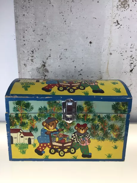Speelgoeddoos uit de jaren zeventig speelgoeddoos voorzien met mooie hangsloten. Beschilderd met beren.
