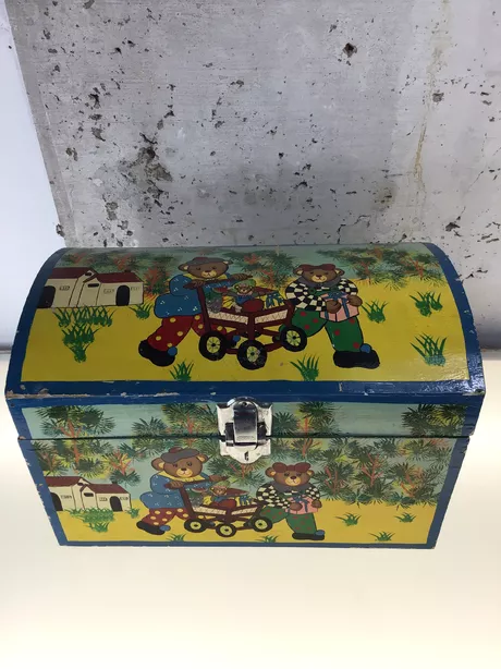 speelgoeddoos voorzien met mooie hangsloten. Beschilderd met beren.