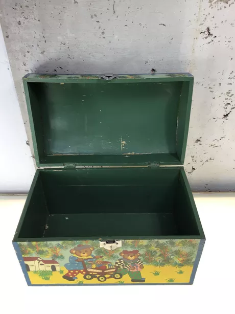 speelgoeddoos voorzien met mooie hangsloten. Beschilderd met beren.