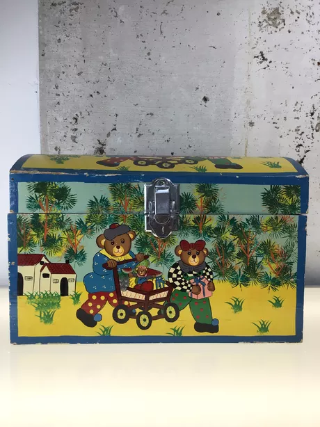 speelgoeddoos voorzien met mooie hangsloten. Beschilderd met beren.