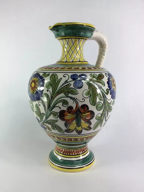 Wilhelm Herkenroth amfoor vaas Vaas, kruik, amfoor met gedraaid oor en Gouda stijl bloemenpatroon, gemaakt door de Pottenbakkerij van Wilhelm Herkenroth te Höhr - Grenzhausen.  Vintage uit de 1950er jaren. Aardewerk uit Duitsland. Mid century pottery.