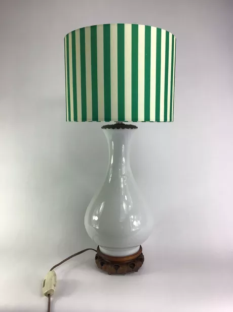 Witte vintage design tafellamp hoogte circa 40 cm Deze prachtige witte glazen stalamp staat op een houten bewerkte voet. Metalen ornamentering aan de bovenzijde. Vermoedelijk uit de late jaren veertig, vroege jaren vijftig.