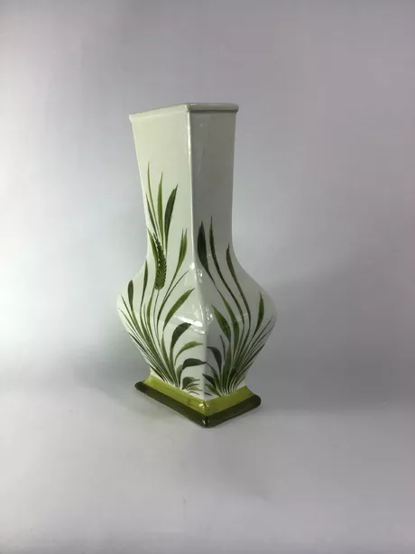 Britse aardewerk vaas uit de eind jaren tachtig, gemaakt in Stoke-on-Trent (UK). Geproduceerd met behulp van traditionele technieken.