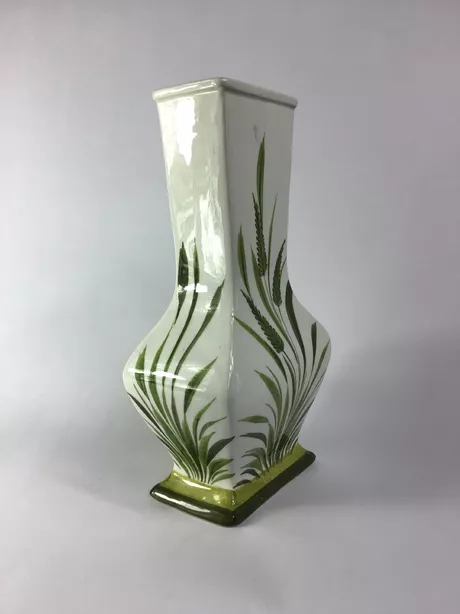 Britse aardewerk vaas uit de eind jaren tachtig, gemaakt in Stoke-on-Trent (UK). Geproduceerd met behulp van traditionele technieken.