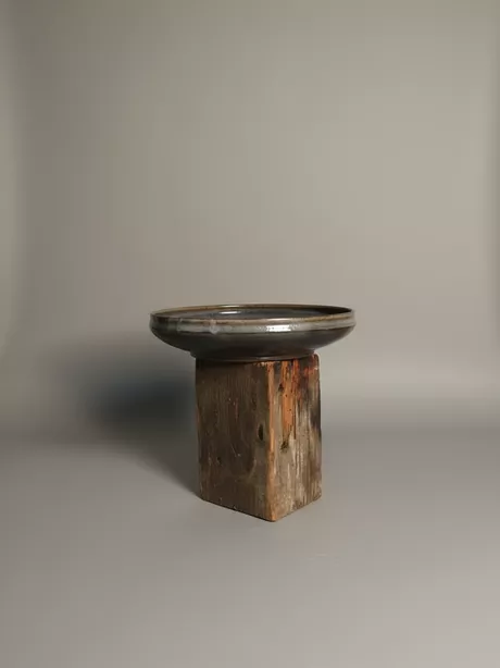 Gevlamd grijze/bruine sierschaal. Gesigneerd op onderzijde.