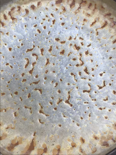 Gevlamd grijze/bruine sierschaal. Gesigneerd op onderzijde.