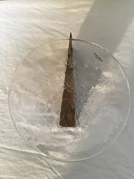 Vintage design Kosta Boda kristallen schaal met circulair gestanste bloemenmotieven. Geproduceerd in Zweden vermoedelijk jaren '80. Kosta Boda is een zeer toonaangevend merk van glaswerk en glaskunst.