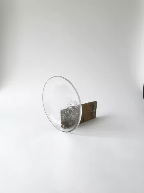 Vintage design Kosta Boda kristallen schaal met circulair gestanste bloemenmotieven. Geproduceerd in Zweden vermoedelijk jaren '80. Kosta Boda is een zeer toonaangevend merk van glaswerk en glaskunst.