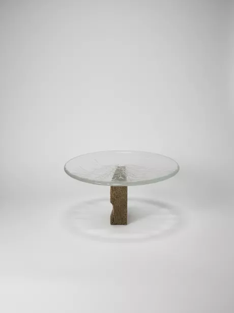 Vintage design Kosta Boda kristallen schaal met circulair gestanste bloemenmotieven. Geproduceerd in Zweden vermoedelijk jaren '80. Kosta Boda is een zeer toonaangevend merk van glaswerk en glaskunst.