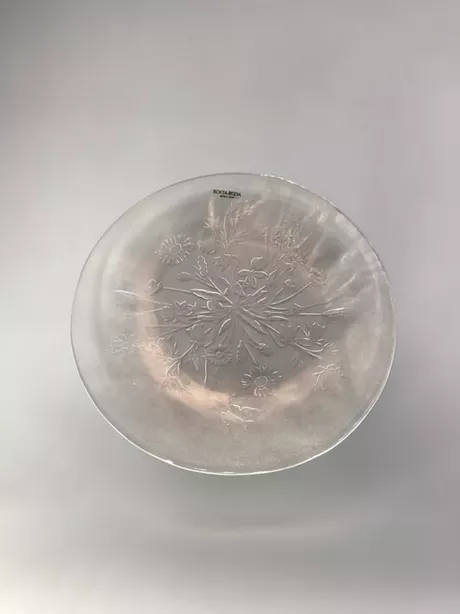 Vintage design Kosta Boda kristallen schaal met circulair gestanste bloemenmotieven. Geproduceerd in Zweden vermoedelijk jaren '80. Kosta Boda is een zeer toonaangevend merk van glaswerk en glaskunst.