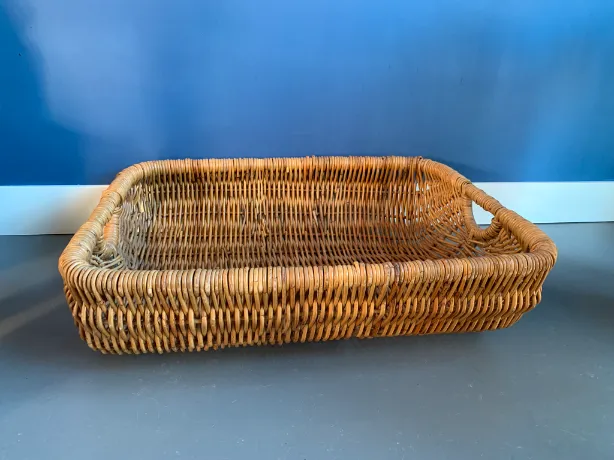 Grote rieten mand voor haardhout of kranten/tijdschriften. Gemaakt in de jaren zeventig (1970 ev.). 