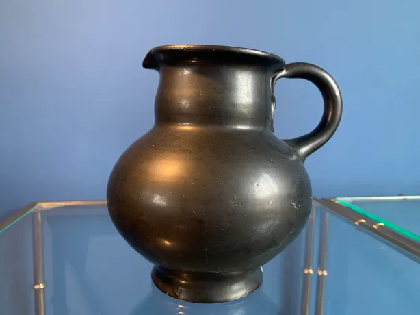 Zwarte keramieken vaas uit 1920--1935 van Klaas Mobach. Kleine gebruikssporen.