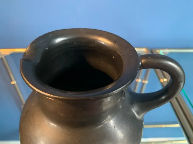 Zwarte keramieken vaas uit 1920--1935 van Klaas Mobach. Kleine gebruikssporen.